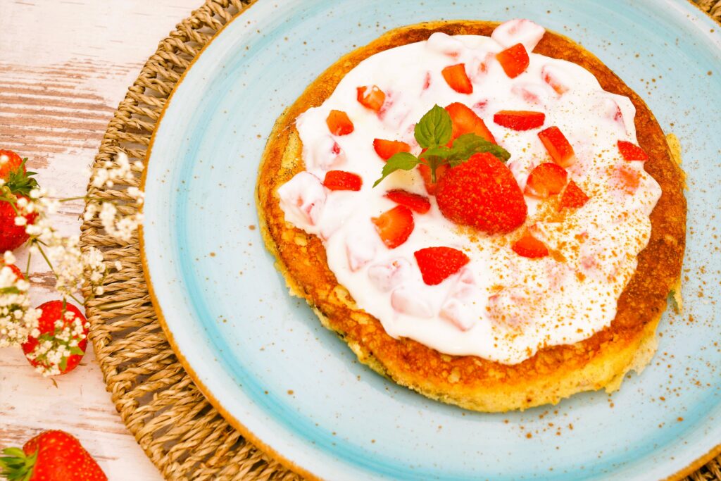 Eiweiß-Pfannkuchen mit Erdbeer-Joghurt-Topping