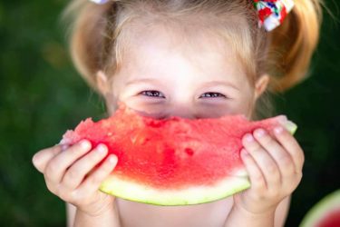 Mädchen mit Wassermelone - Obst mit sehr wenigen Kohlenhydraten
